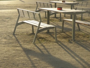 白色木制野餐桌
