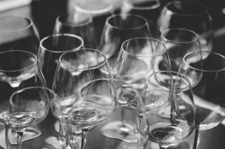 灰度照片，透明，酒杯，黑白，餐厅，酒精，饮料，玻璃