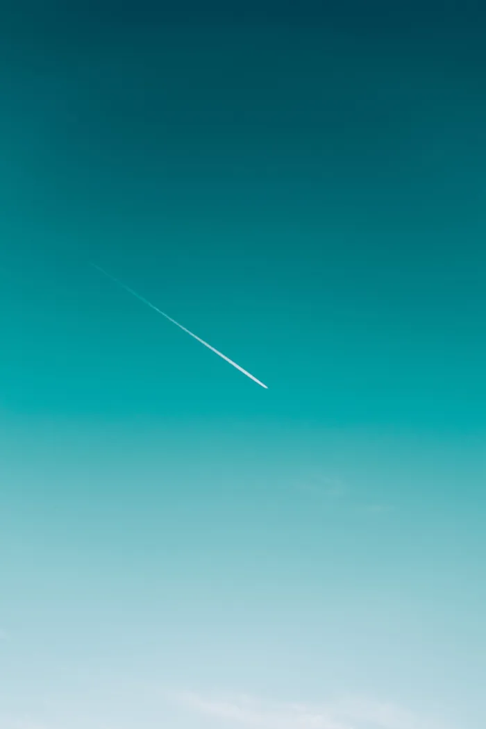 喷气式飞机、蒸汽轨迹、云天、天空、交通、蓝色、低角度视图、自然