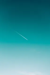 喷气式飞机、蒸汽轨迹、云天、天空、交通、蓝色、低角度视图、自然