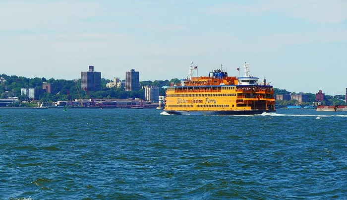 State Island ferry在大约25分钟内完成了从曼哈顿下城到斯塔顿岛圣乔治航站楼的5英里长的穿越。这个十字路口是下曼哈顿、自由女神像和埃利斯岛的最佳景观之一。。。而且都是免费的。