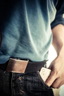 个人，持有，20张钞票，钱，付款，赚钱，货币，价格