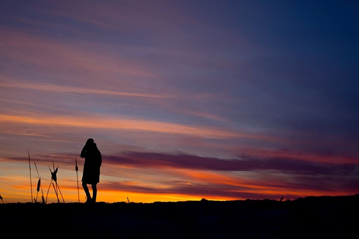 草原日落剪影照片