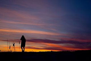 草原日落剪影照片