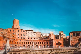 白天蓝天下的棕色和灰色混凝土建筑