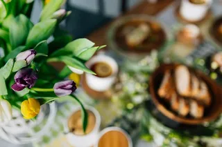 早餐包括茶、面包和鸡蛋