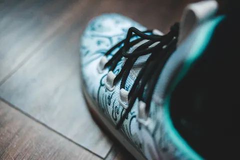 未配对白鞋的选择性聚焦摄影