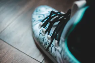 未配对白鞋的选择性聚焦摄影