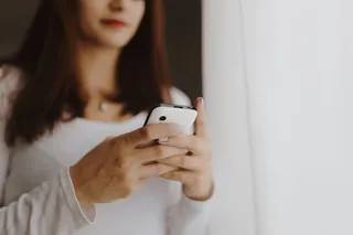 使用智能手机的美女