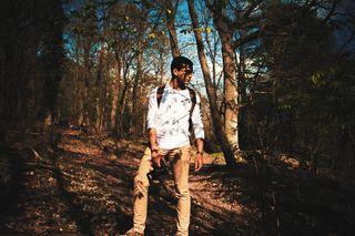 坐在棕色树枝上的男子