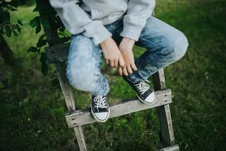 花园里的小男孩