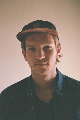 戴帽子和纽扣夹克的男子