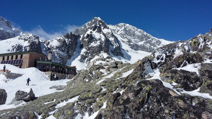 寒冬，太阳，雪，寒冷的温度，高山，风景——自然，自然之美