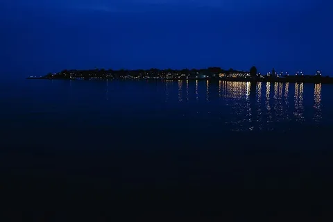 城市灯光在夜间反射在水中