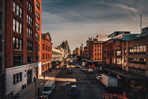 建筑物附近的不同车辆