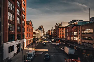 建筑物附近的不同车辆