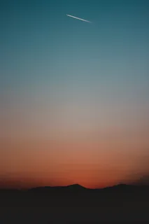 《黄金时刻》下的山脉剪影