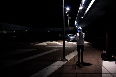 男子在岗位附近穿连帽衫