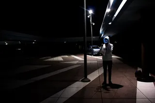 男子在岗位附近穿连帽衫