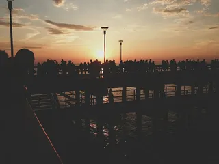 海滩，云朵，人群，码头，夜晚，灯柱，海洋，人们