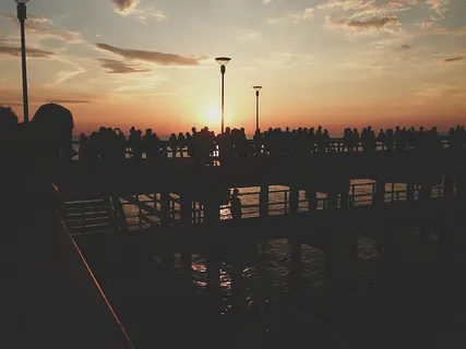 海滩,云朵,人群,码头,夜晚,灯柱,海洋,人们 海滩,云朵,人群,码头,夜晚,灯柱,海洋,人们