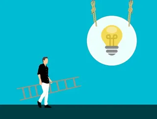 图为一个拿着*寻找新想法的人。