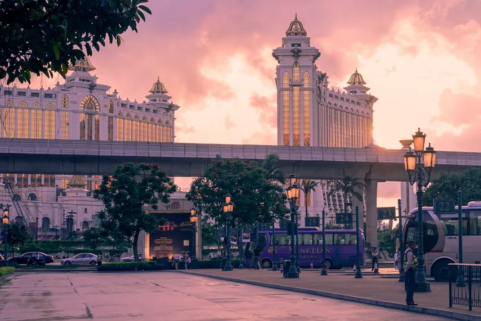 城市、车辆、黎明、日落、建筑、建筑、公交车、城市景观