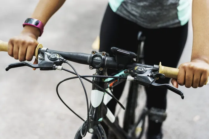 男子骑黑白山地车