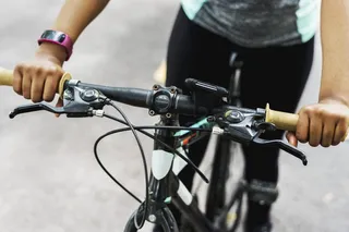 男子骑黑白山地车