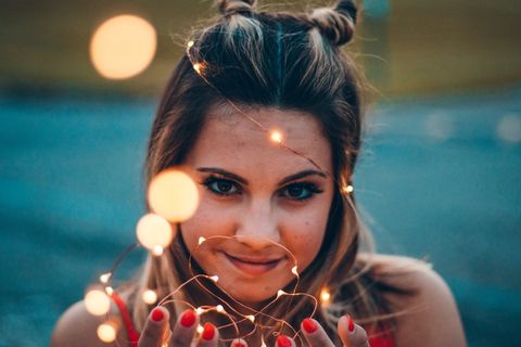 持弦光女子的选择性聚焦摄影