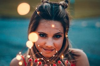 持弦光女子的选择性聚焦摄影