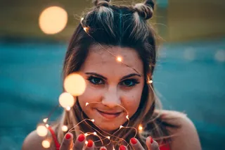 持弦光女子的选择性聚焦摄影