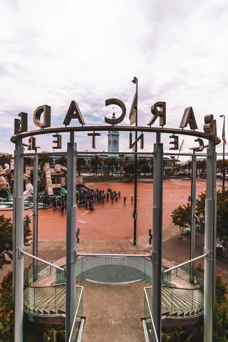 天空，建筑，云-天空，自然，白天，文字，栏杆，金属