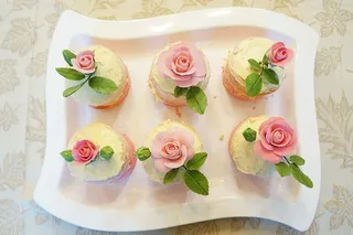 平面摄影，玫瑰形纸杯蛋糕，面包房，烘焙，蛋糕，鲜花，托盘，糖果