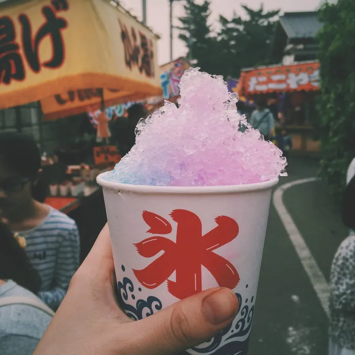 白色泡沫塑料一次性杯上的调味冰