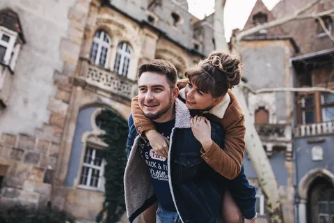 一名男子在大楼附近让一名女子倒车