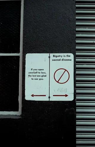 灰色、黑色、表面、墙壁、标志、左、右、无人