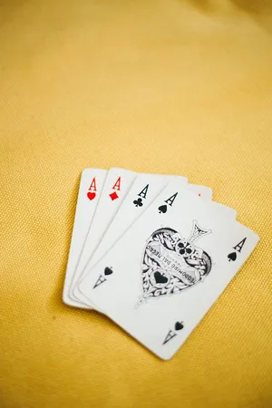 棕色织物上的王牌