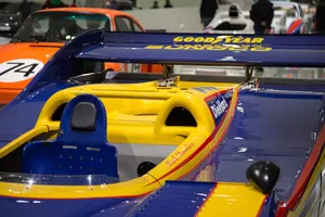 汽车，交通工具，汽车，车辆，人，人，跑车，赛车