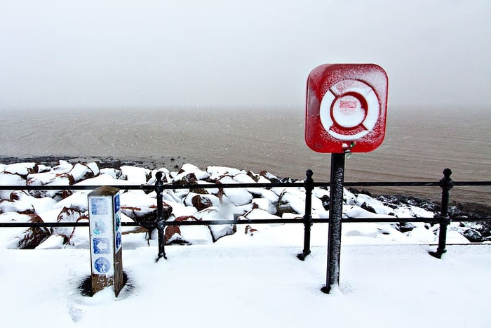 英格兰南部肯特海岸冬季的海岸雪