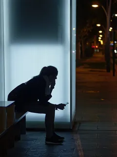 坐在长椅上的女人 坐在长椅上的女人