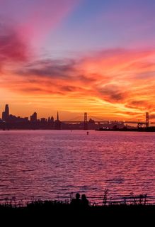 水体附近的情侣剪影