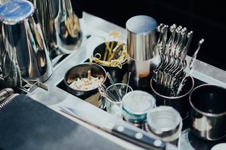 银色手术工具包