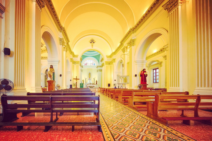 家具、长凳、建筑、建筑、室内、教堂、祭坛、人类