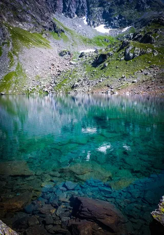 白天山附近的水体