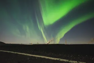 碧绿天空下宽阔的道路