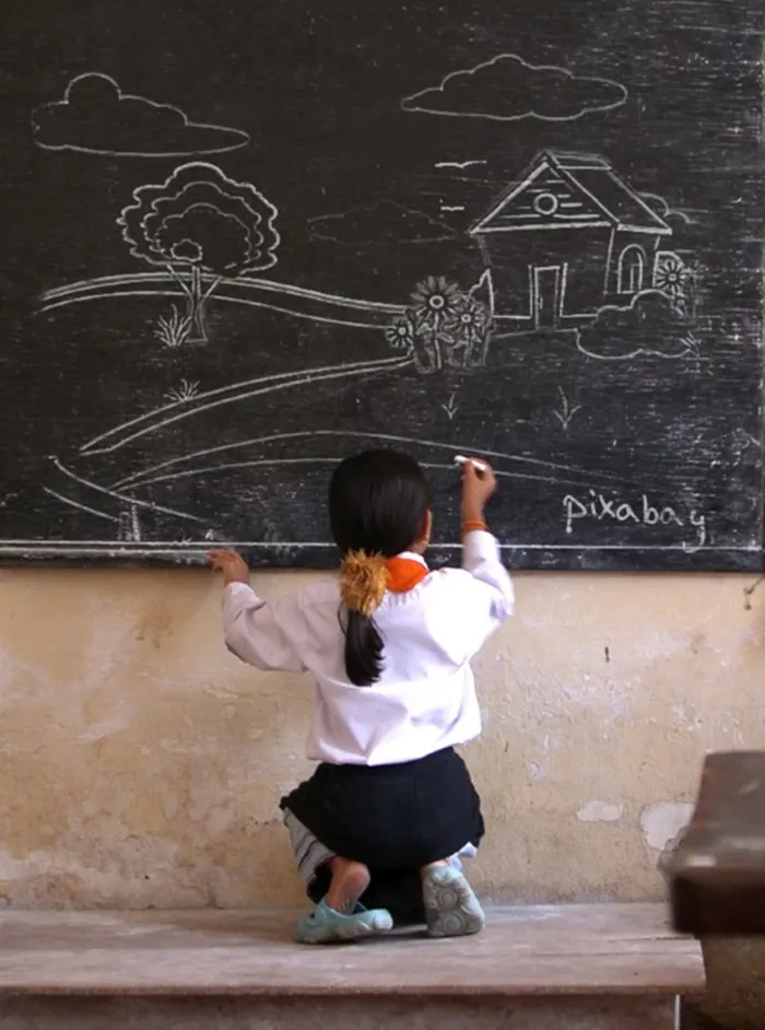 女孩，画画，房子，黑板，黑板，粉笔，风景，学校