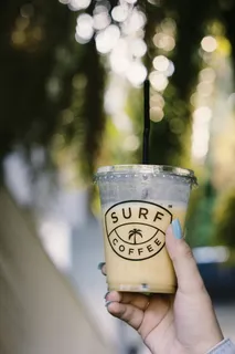 手持冲浪咖啡一次性杯的人的选择性聚焦摄影 手持冲浪咖啡一次性杯的人的选择性聚焦摄影