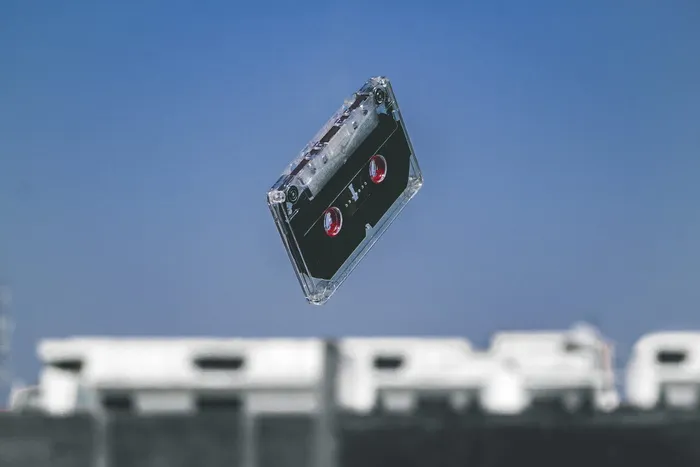 半空中的黑色盒式磁带