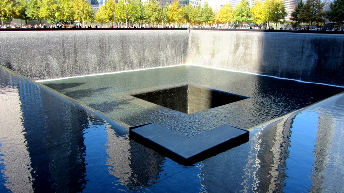 照片，世界贸易中心纪念馆广场喷泉，2001年9月11日，9月11日，恐怖袭击纪念馆，世贸中心遗址